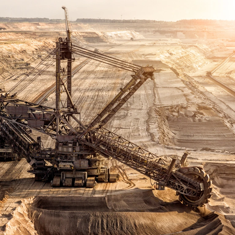 Povrchový hnědouhelný důl s těžebním rypadlem